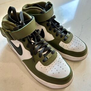 NIKE Air Force 1, olive green, white and black, Men’s 7.5